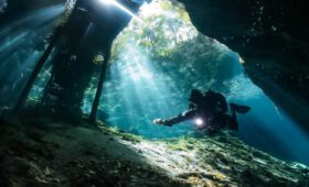 Tauchen in einer Cenote in Mexiko