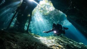 Tauchen in einer Cenote in Mexiko